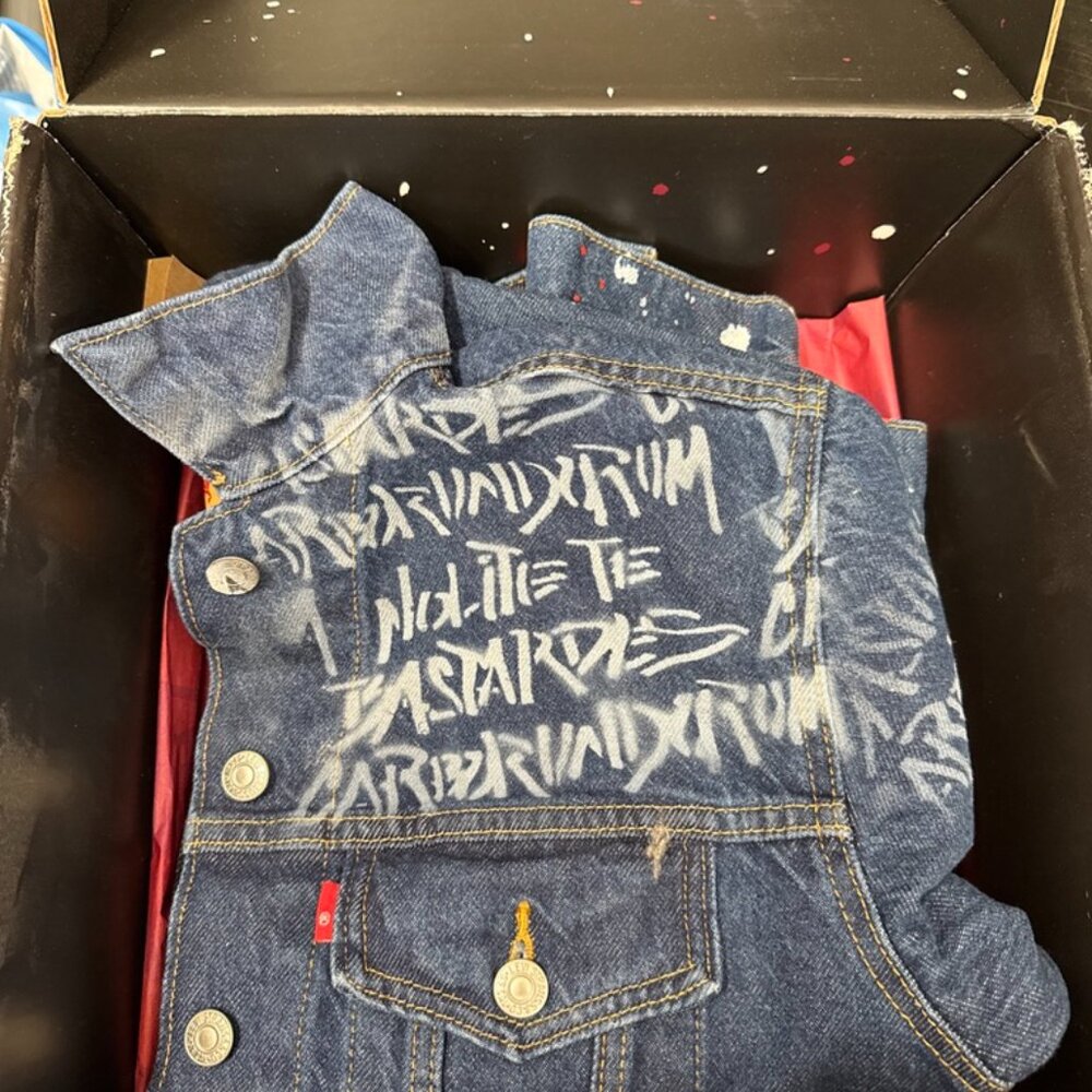 NWT Limited Edition Levi’s X Handmaid’s Tale Small Ex-Boyfriend Trucker Jacket - Picture 5 of 13